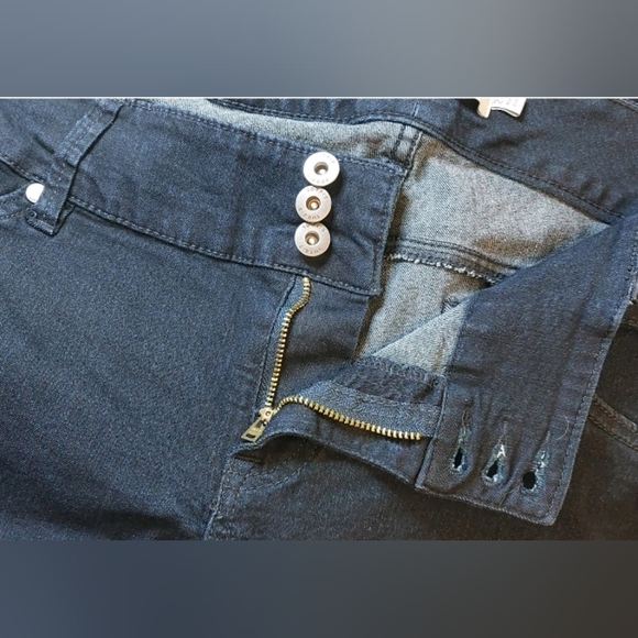 Torrid Dark Wash Button Front Jeggings size 22S Jeans Denim Stretch Soft Comfy - Picture 6 of 10